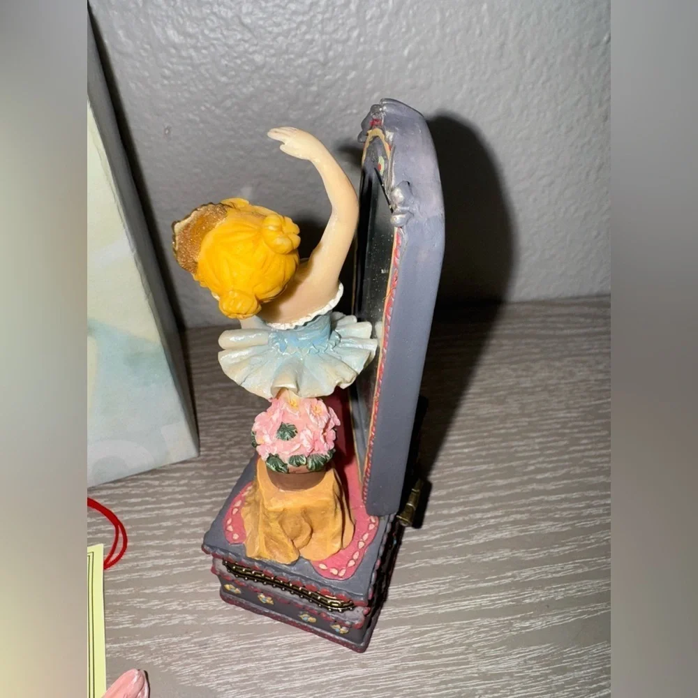 Ballerina dancer In Front Of Mirror ||Trinket Box  -vintage with shoes